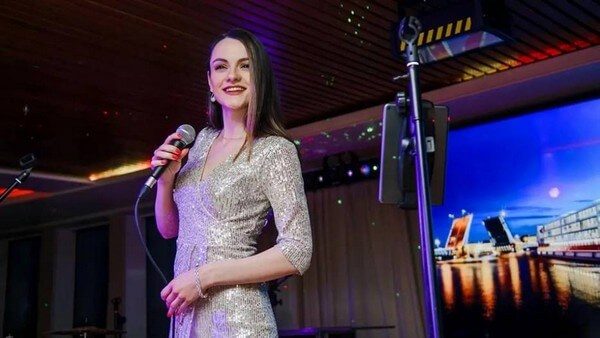 Вокальное выступление в вечерней программе теплохода «Санкт-Петербург»