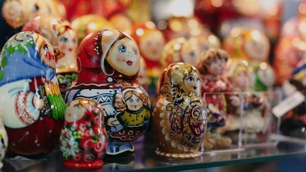 Сувениры и подарки на теплоходе «Санкт-Петербург» — матрёшки и промыслы