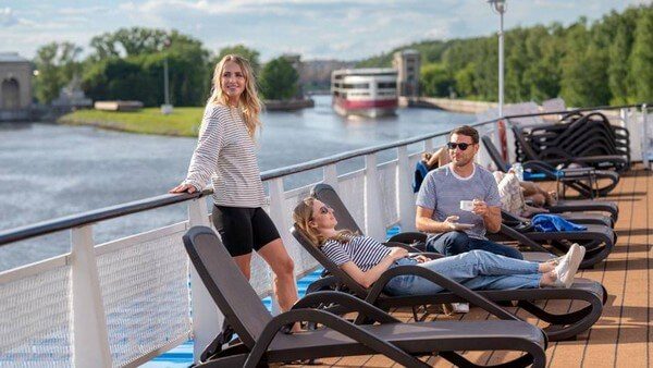 Солнечная палуба теплохода «Санкт-Петербург» с шезлонгами